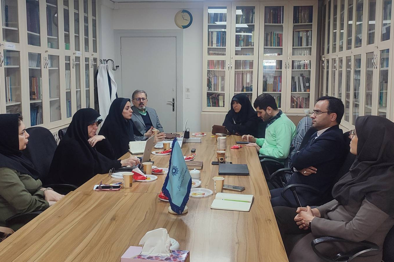 گزارش چهارمین نشست بررسی کتاب اجماع لندن با عنوان «بررسی دو گانه دولت-بازار و دولت رفاه در اجماع لندن»